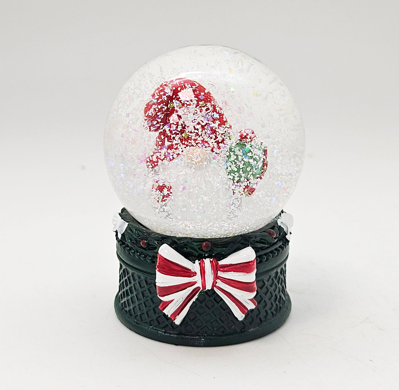 Süße Mini-Schneekugel Weihnachtswichtel Geschenkpaket auf Sockel grün B: 45mm