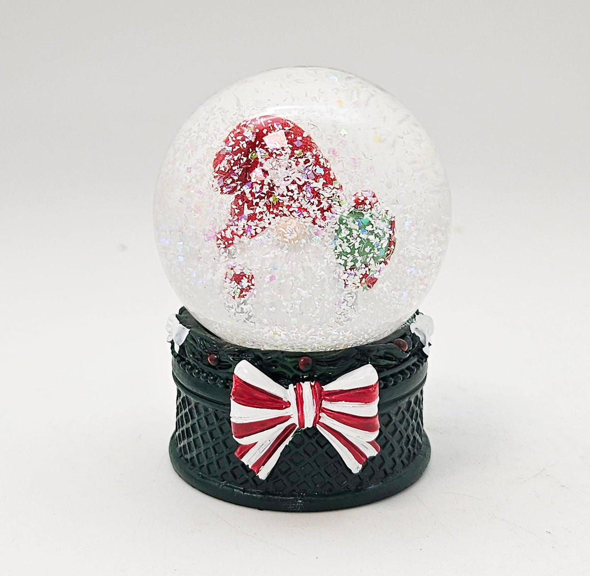 Süße Mini-Schneekugel Weihnachtswichtel Geschenkpaket auf Sockel grün B: 45mm - Schneekugelhaus