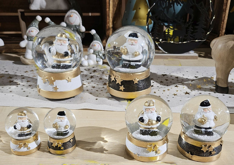 2 moderne Mini - Schneekugeln Weihnachtsmann mit Socke gold schwarz weiß B: 45mm - Schneekugelhaus
