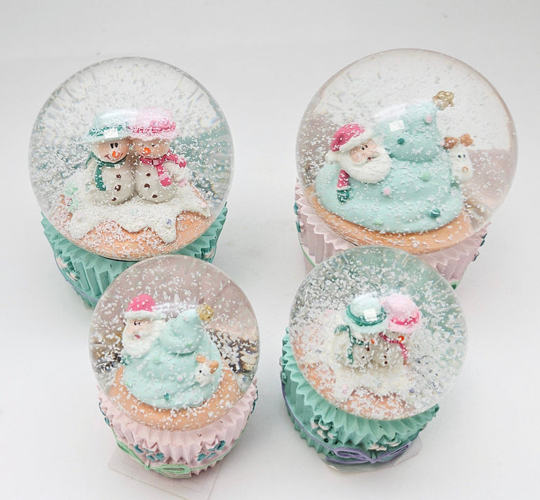 2 Süße Schneekugeln Weihnachtsmuffin türkis rosa Weihnachtsbäckerei 65 mm Durchmesser - Schneekugelhaus