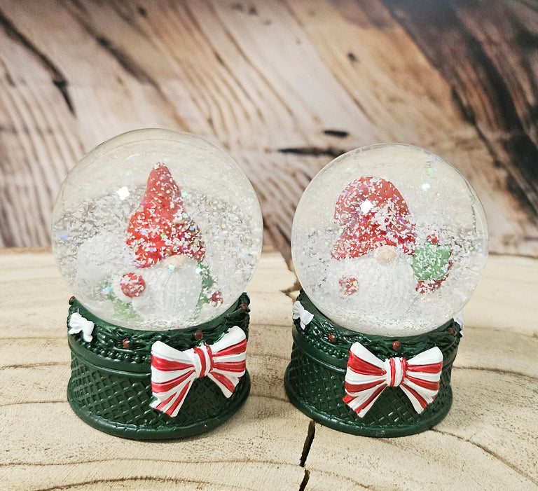 Süße Mini-Schneekugel Weihnachtswichtel Geschenkpaket auf Sockel grün B: 45mm