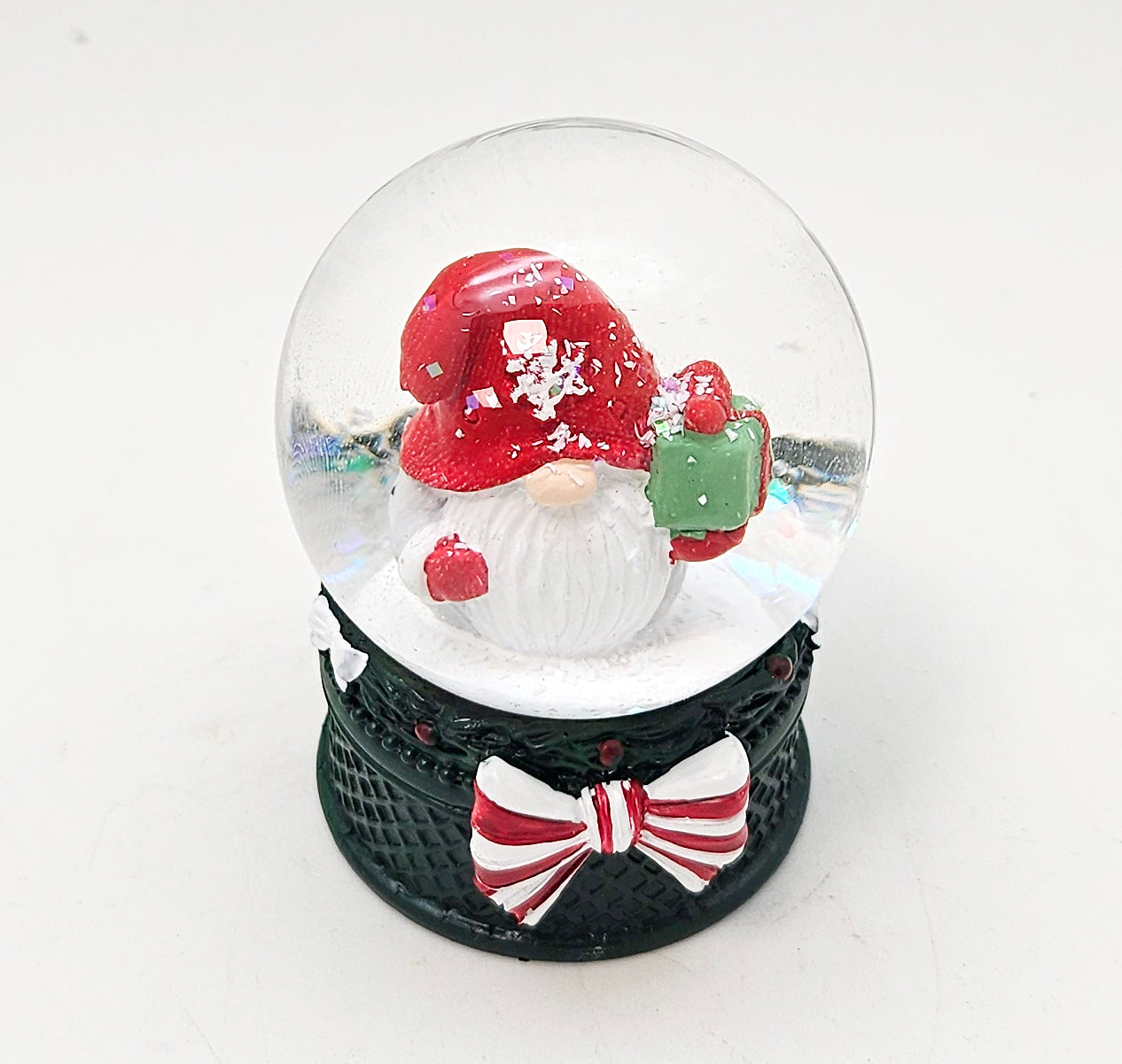 Süße Mini-Schneekugel Weihnachtswichtel Geschenkpaket auf Sockel grün B: 45mm