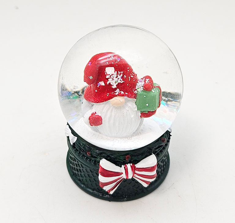 Süße Mini-Schneekugel Weihnachtswichtel Geschenkpaket auf Sockel grün B: 45mm