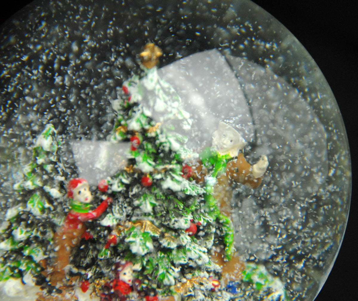 Nostalgische Schneekugel Christbaum schmücken auf Silber Landschaft 100 mm Durchmesser mit Spieluhr