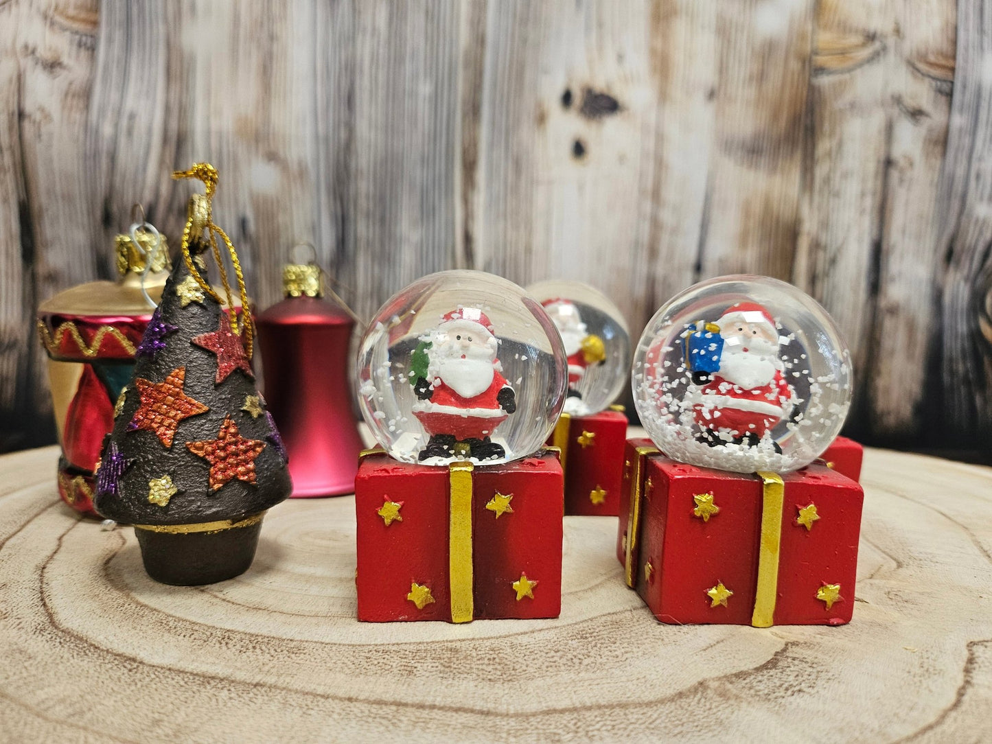 Mini - Schneekugeln Weihnachtsmann Paket auf Geschenke - Sockel 45mm Durchmesser - Schneekugelhaus