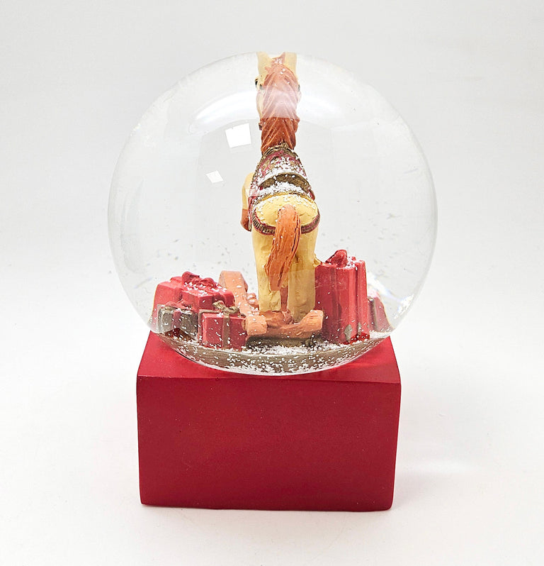 Schneekugel Schaukelpferd mit Geschenken rot eck "PURE - Line" 10 cm Durchmesser - Schneekugelhaus