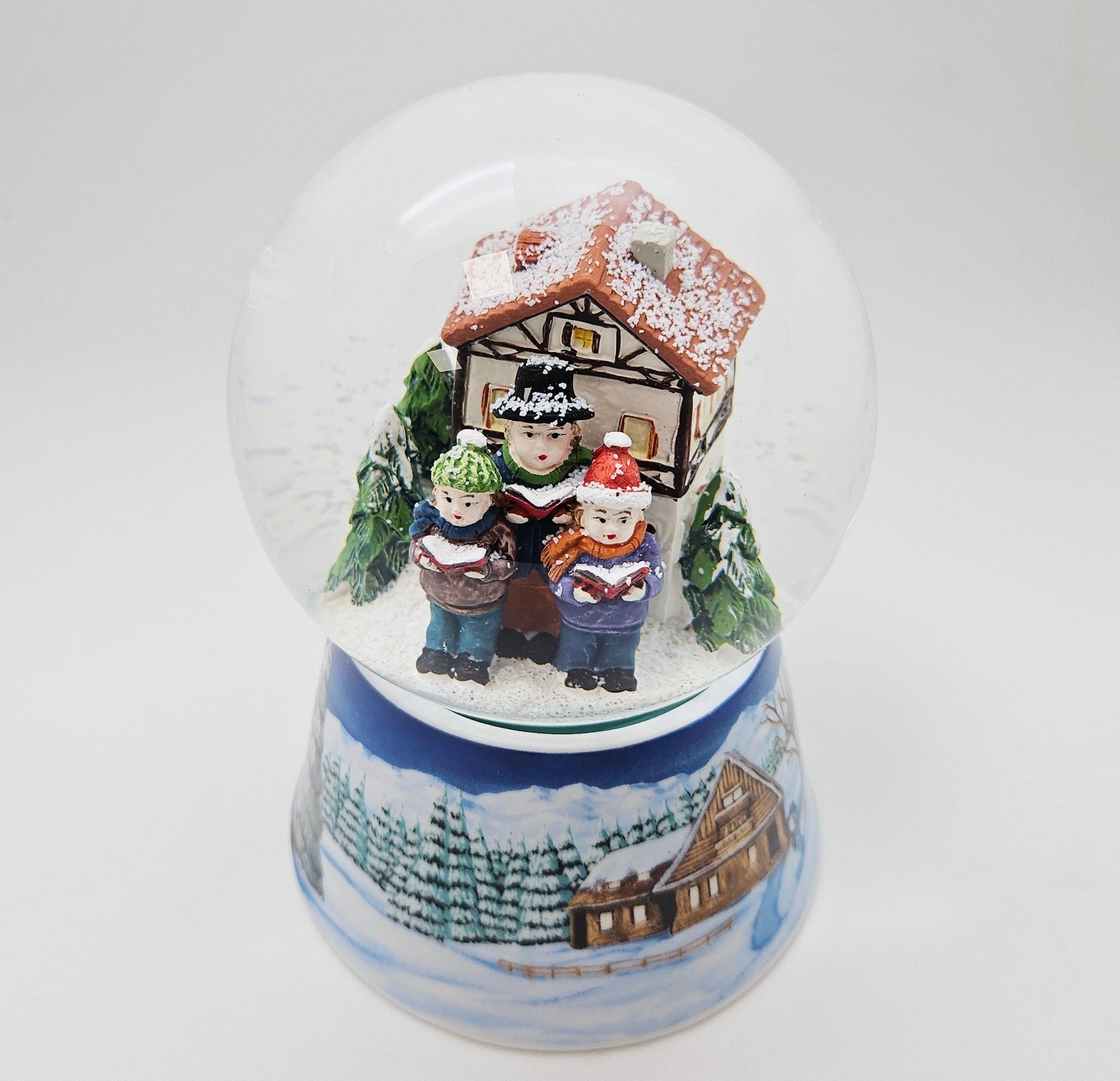 Schneekugel Weihnachtssinger vor Fachwerkhaus auf Sockel Winterlandschaft mit Spieluhr 10 cm Durchmesser - Schneekugelhaus