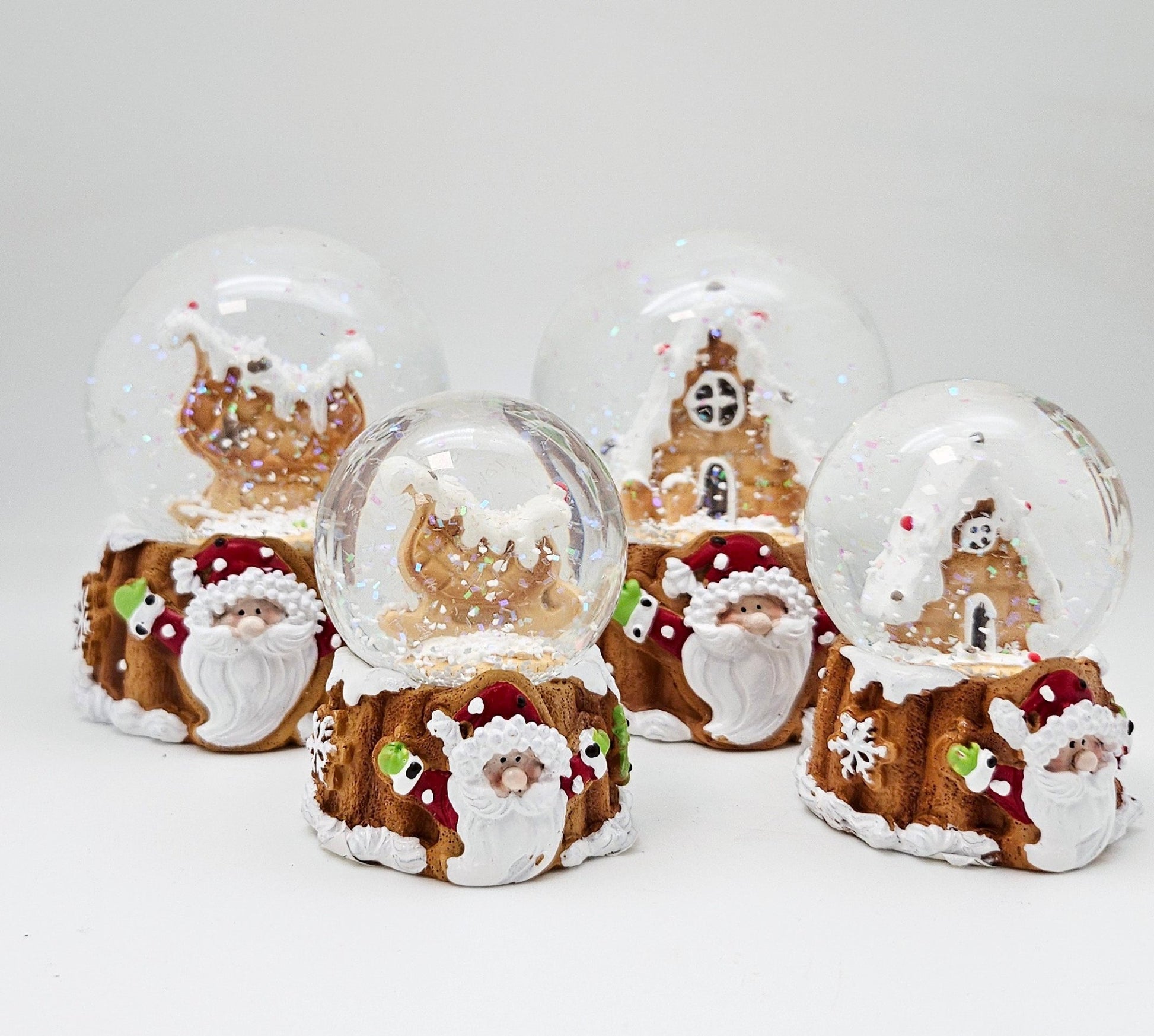 Süße Mini - Schneekugel Lebkuchenhaus auf Sockel Weihnachtsbäckerei 45 mm Durchmesser - Schneekugelhaus