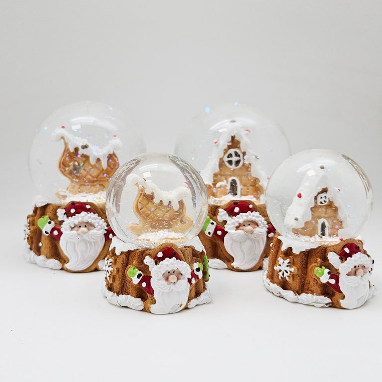 Süße Mini - Schneekugel Lebkuchenhaus auf Sockel Weihnachtsbäckerei 45 mm Durchmesser - Schneekugelhaus