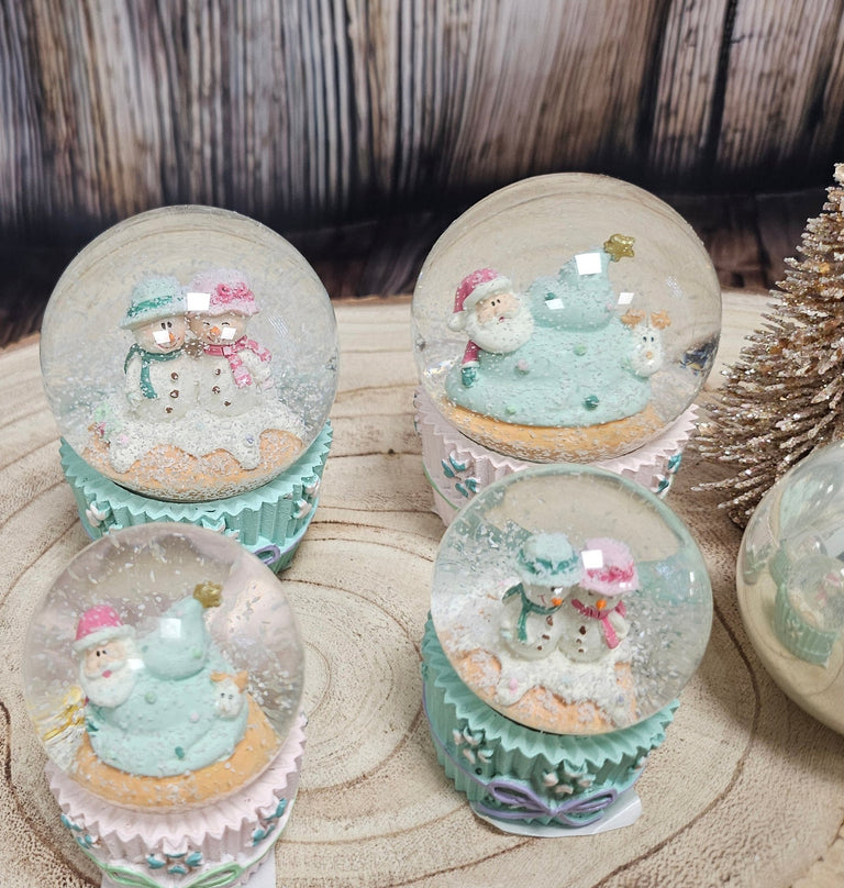 Süße Mini - Schneekugel Muffin rosa Santa auf Sockel Weihnachtsbäckerei 45 mm Durchmesser - Schneekugelhaus