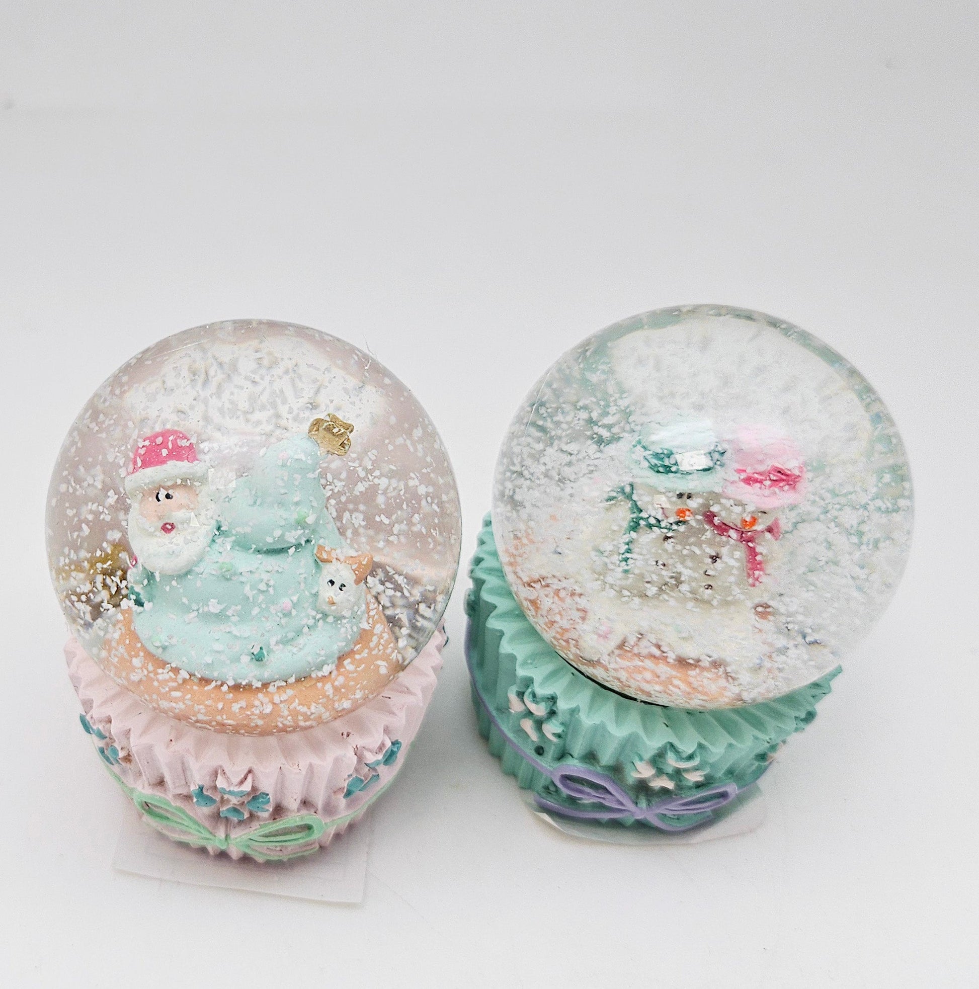 Süße Mini - Schneekugel Muffin rosa Santa auf Sockel Weihnachtsbäckerei 45 mm Durchmesser - Schneekugelhaus