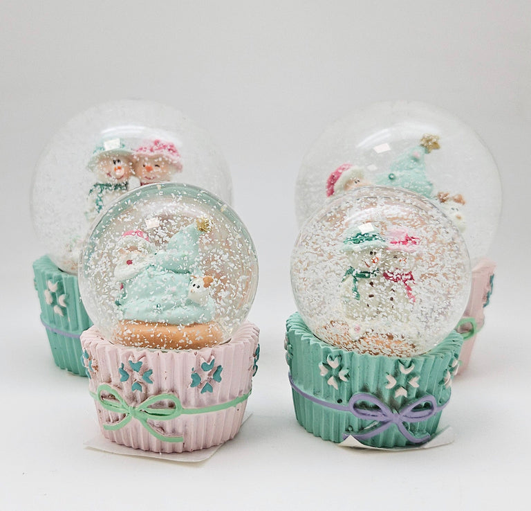 Süße Mini - Schneekugel Muffin türkis Schneemann - Paar auf Sockel Weihnachtsbäckerei 45 mm Durchmesser - Schneekugelhaus
