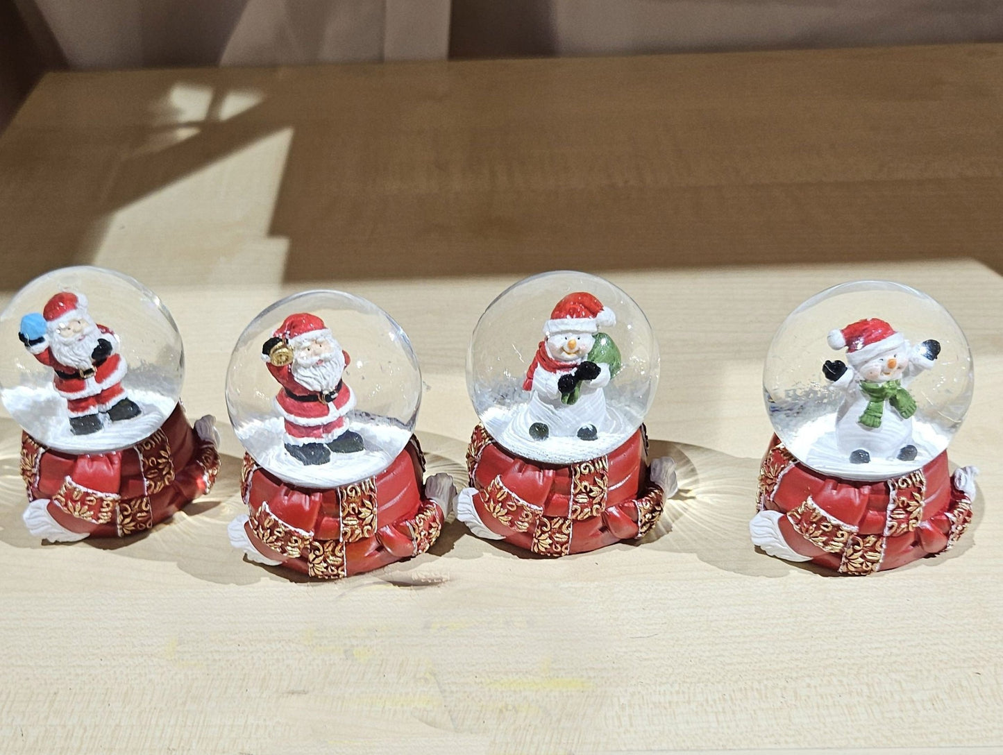 Süße Mini - Schneekugel Schneemann grüner Schal auf Sockel rot gold Winterschal B: 45mm - Schneekugelhaus