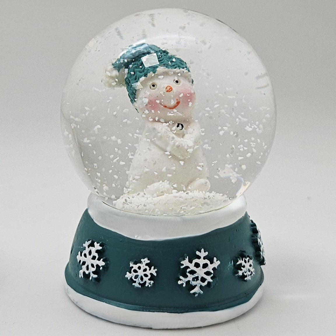 Süße Mini - Schneekugel Schneemann Hände zusammen auf Sockel türkis weiße Schneeeflocke B: 45mm - Schneekugelhaus