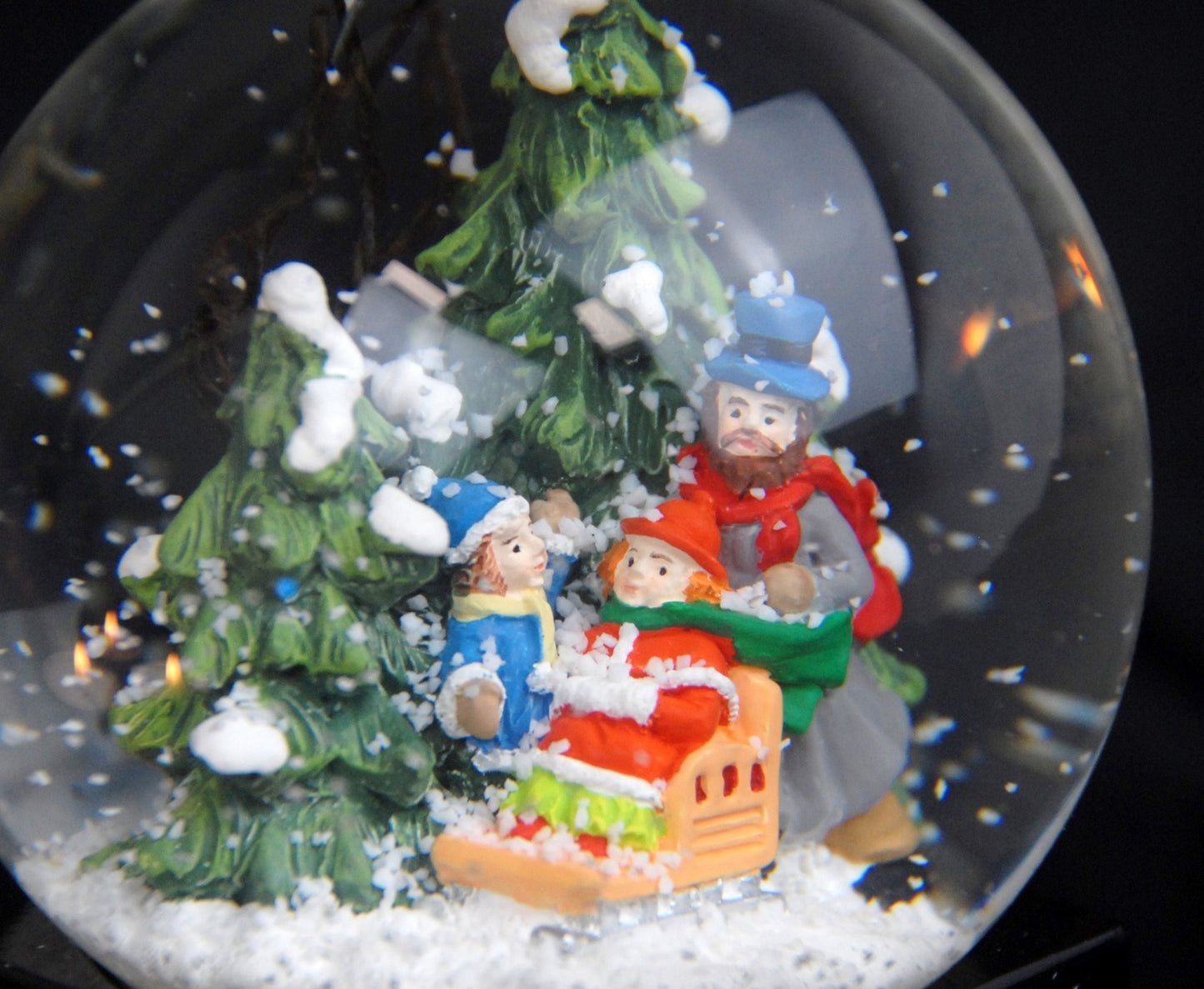 Schneekugel Familie mit Schlitten im Winterwald auf Sockel Winterlandschaft braun mit Spieluhr - Schneekugelhaus