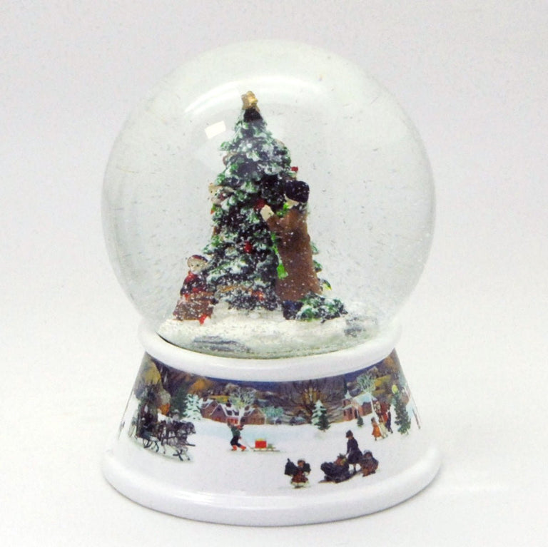 Schneekugel Weihnachtsbaum schmücken mit Geschenken auf Sockel nostalgische Schneelandschaft mit Spieluhr - Schneekugelhaus